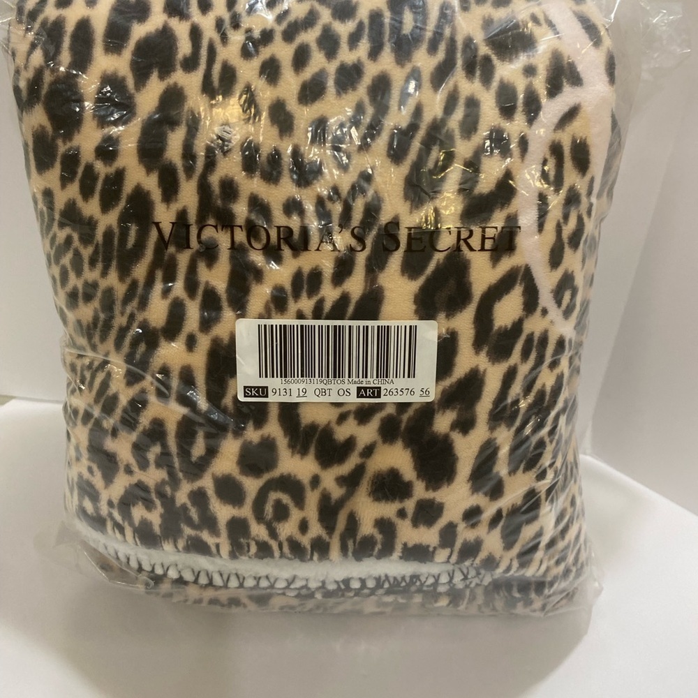 ✨✨NEW 🐆🐾 VICTORIA SECERT 🐾🐆LEOPARD PRINT SHERPA BLANKET 50x60 - Picture 5 of 5